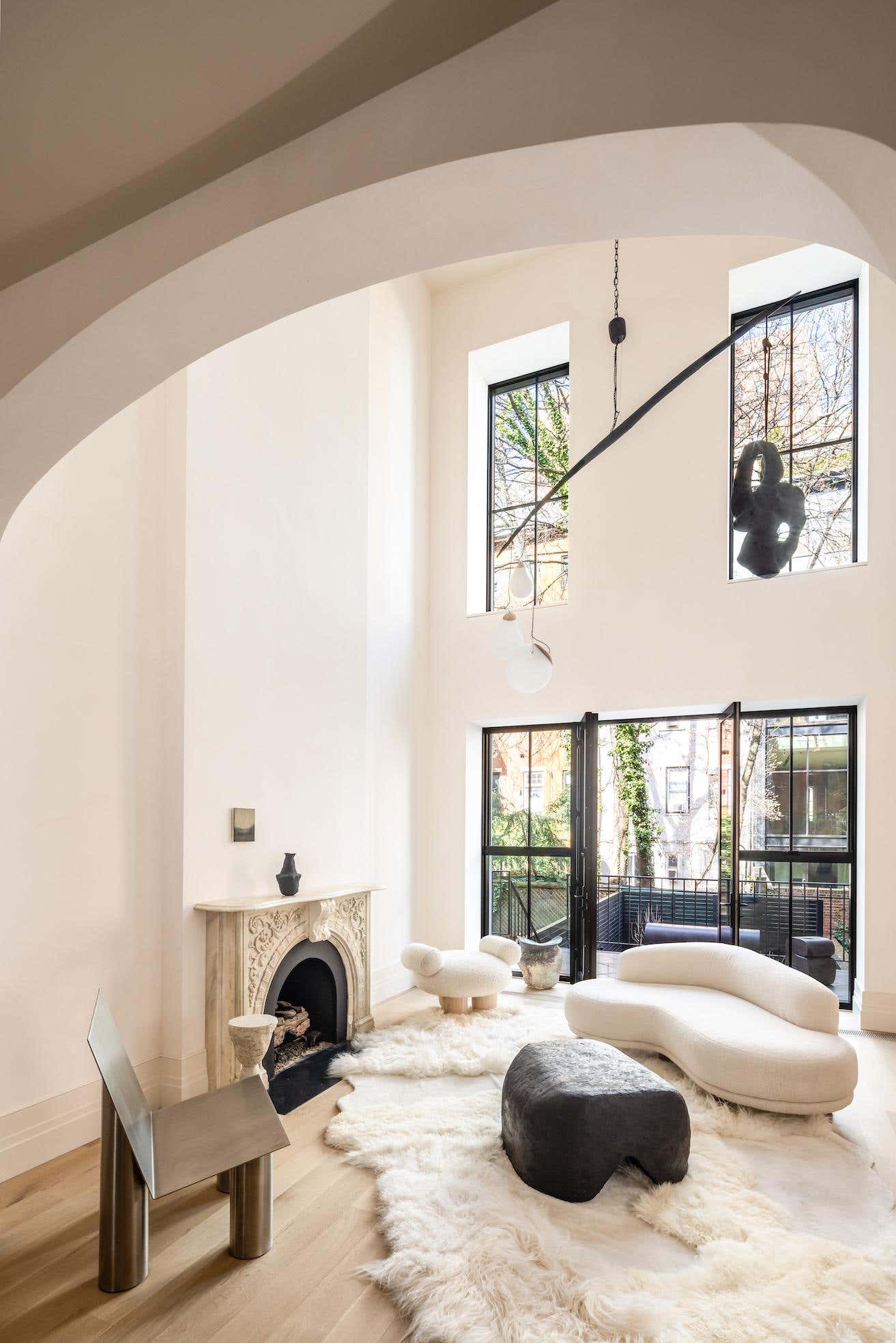 Kollu Teddy Bukle Kumaşlı Ahşap Huş Ayaklı Puf