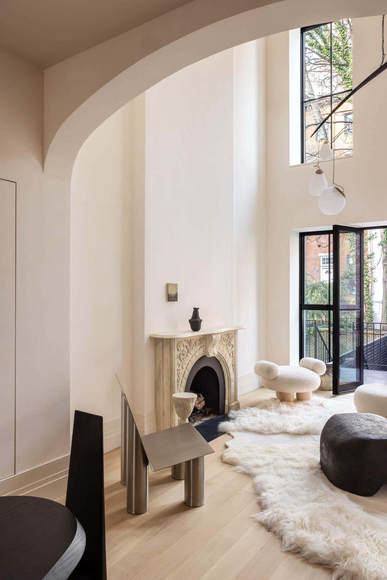 Kollu Teddy Bukle Kumaşlı Ahşap Huş Ayaklı Puf