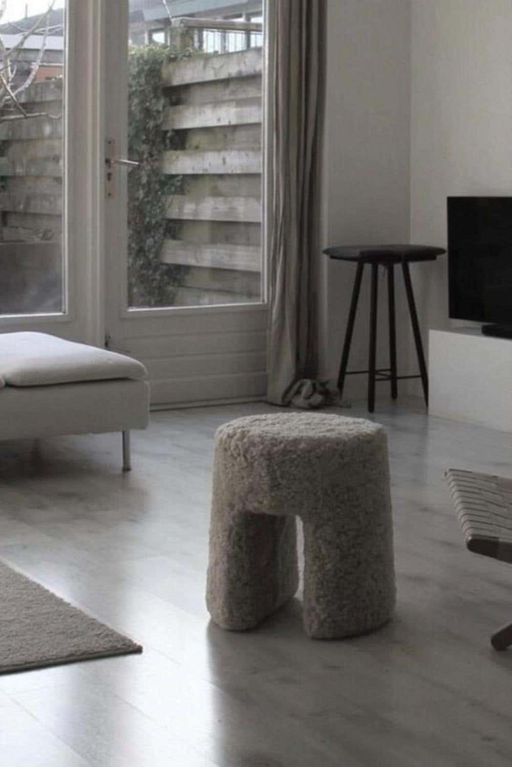 Açık Ayaklı Yuvarlak Teddy Kumaşlı Buklet Puf