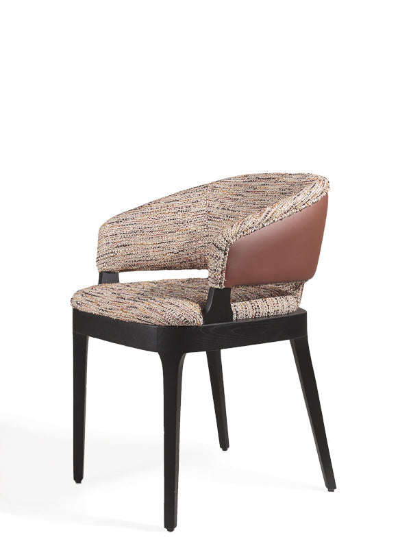 Kahverengi suni deri ve keten kumaş döşemeli ahşap ayaklı koltuk, modern ve şık tasarım