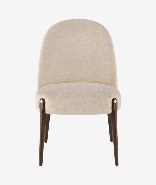 Bej rengi şönil kumaş döşemeli ahşap ayaklı sandalye, modern tasarım ve yüksek oturum konforu.