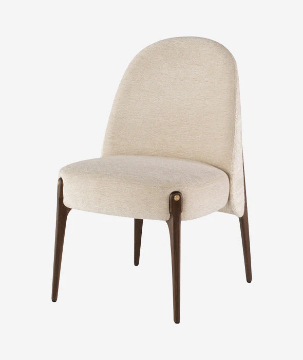 Bej rengi şönil kumaş döşemeli ayaklı sandalye, modern tasarım, 54x46x81 cm, dayanıklı, elegant.