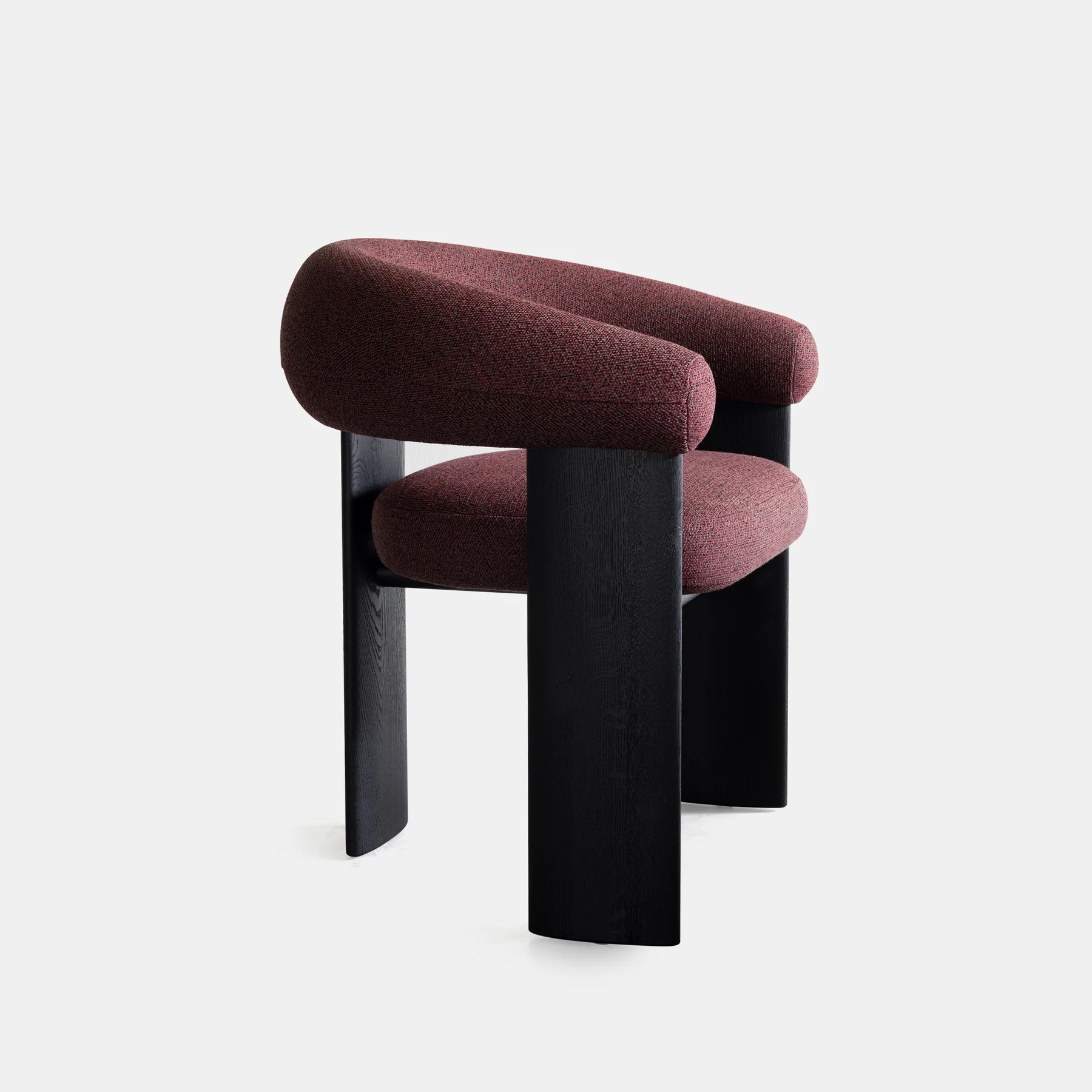 Bracci U-form wooden-legged chair with burgundy fabric upholstery, dimensions 62x72x77 cm, suitable for modern interiors.