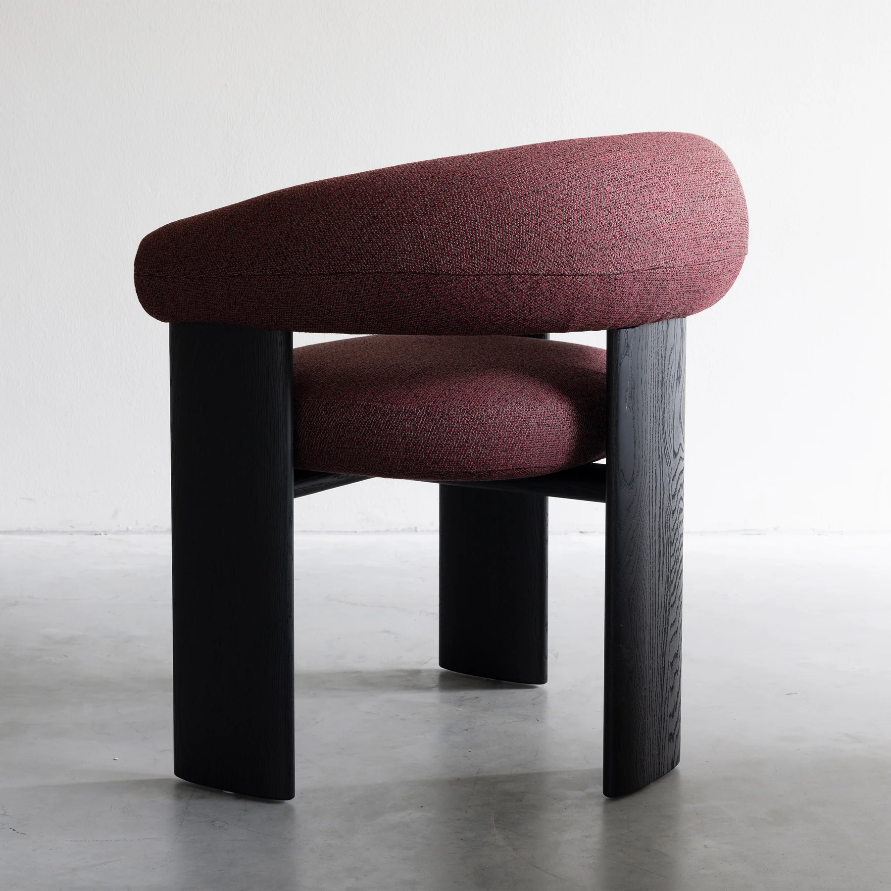 Bracci U-shaped armchair with wooden legs, burgundy fabric upholstery, dimensions 62x72x77 cm for modern interiors.