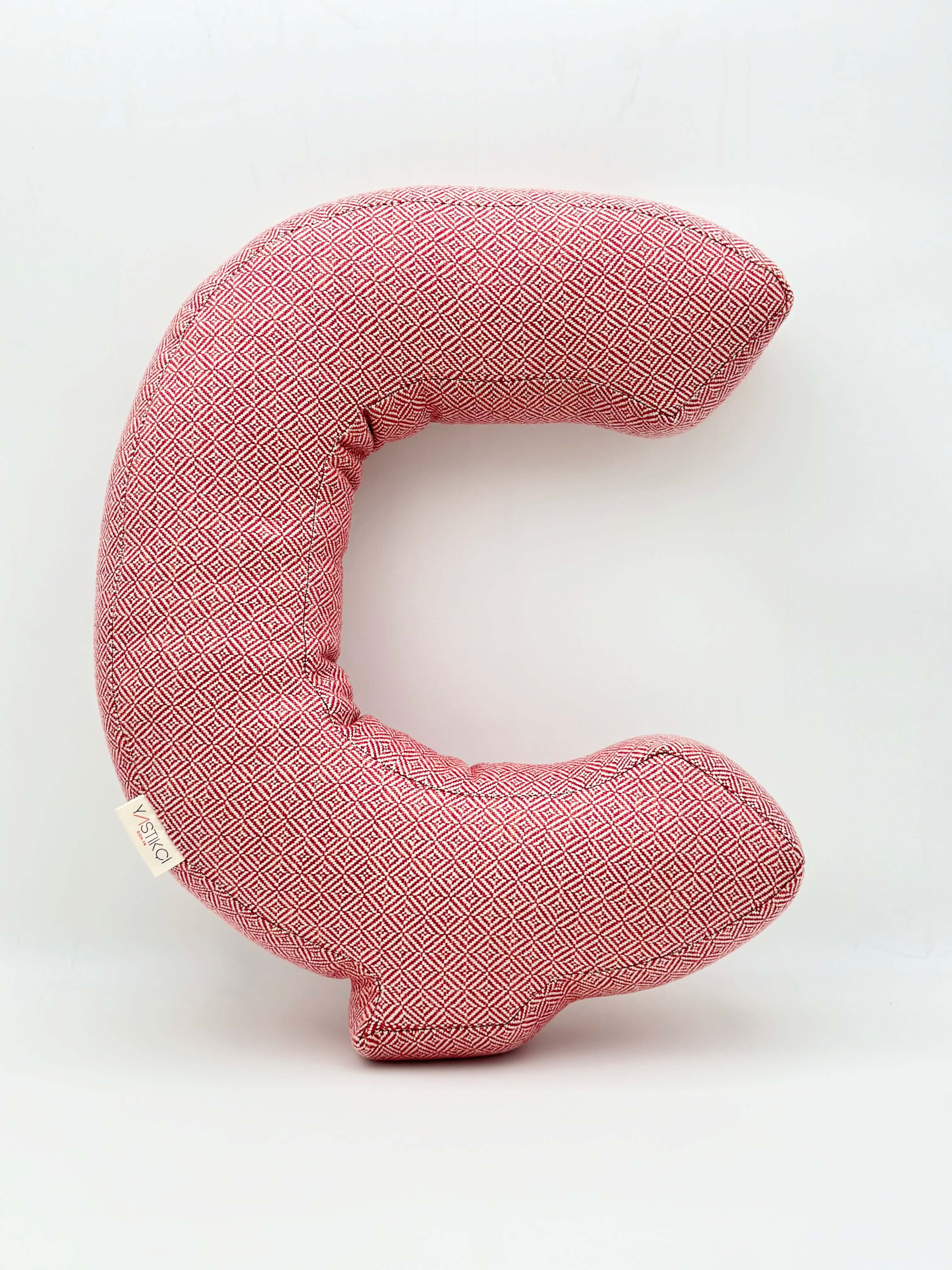 Ç HARFİ YASTIK KIRMIZI DESENLİ KETEN KUMAŞLI KİŞİYE ÖZEL HEDİYE HARF KIRLENT