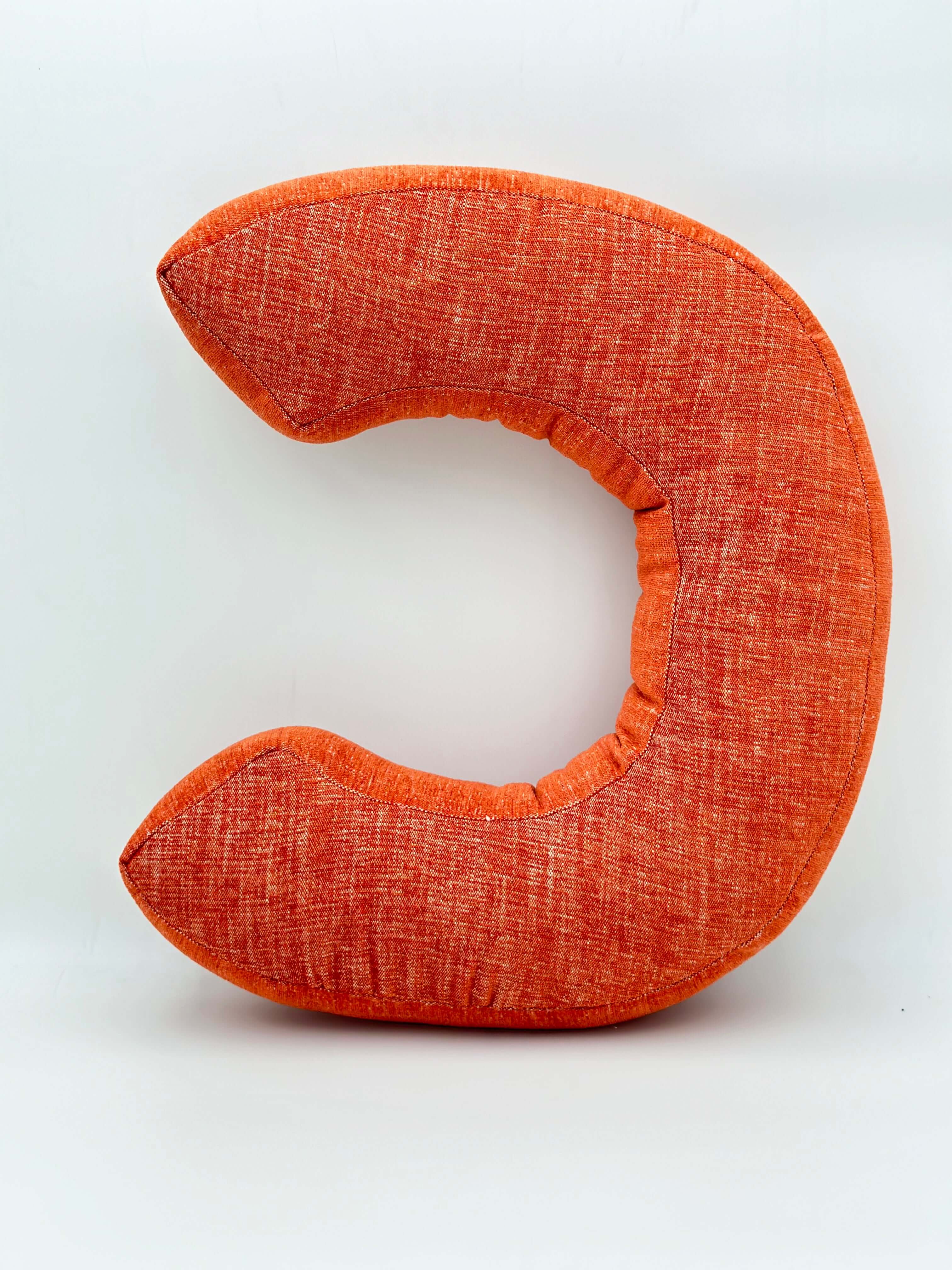 C HARFİ YASTIK TURUNCU DOKULU KETEN KUMAŞLI KİŞİYE ÖZEL HEDİYE HARF KIRLENT