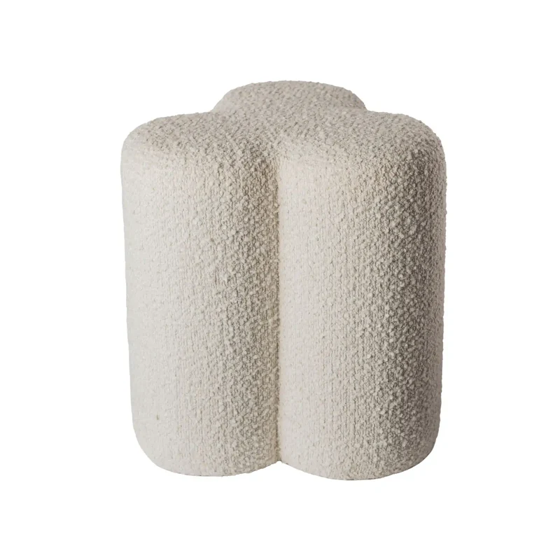 Clover beyaz teddy bukle kumaşlı bulut formlu yuvarlak puf, 45x45x45 cm, yüksek aşınma direnci.