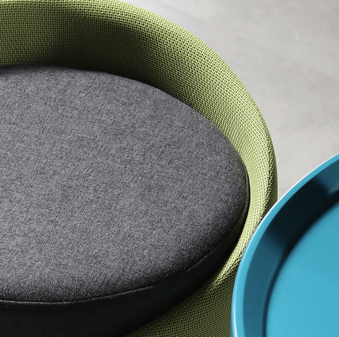 Yeşil kavisli puf ve siyah oturma yastığı, modern tasarım, ev ve ofis için şık oturum alanı.