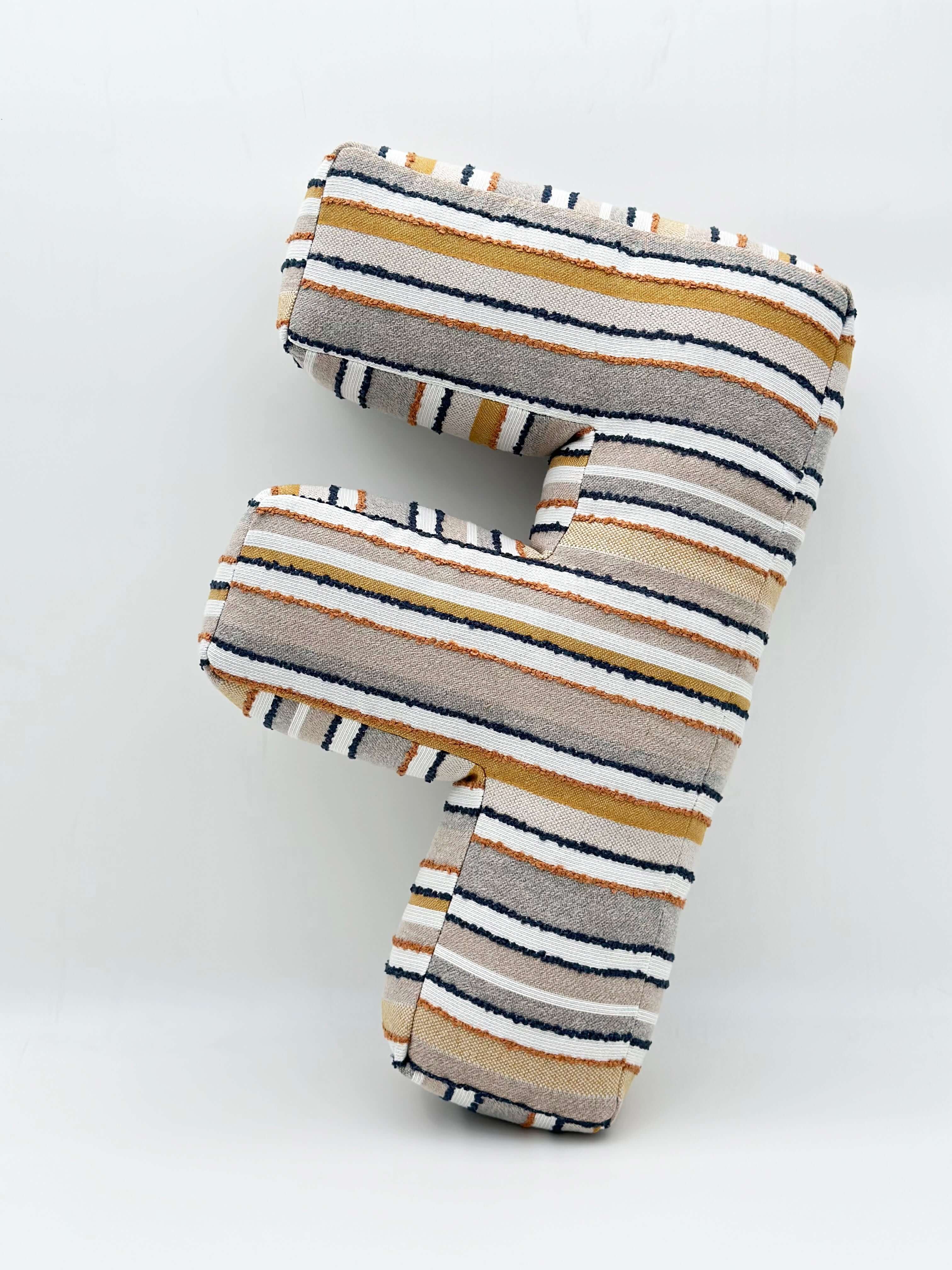 F HARFİ YASTIK ÇİZGİLİ KUMAŞLI KİŞİYE ÖZEL HEDİYE HARF KIRLENT