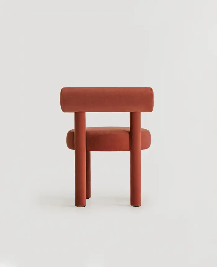 Gropius Kiremit Rengi Süet yuvarlak form sandalye, modern tasarım, 57cm x 57cm, 74cm yükseklikte.