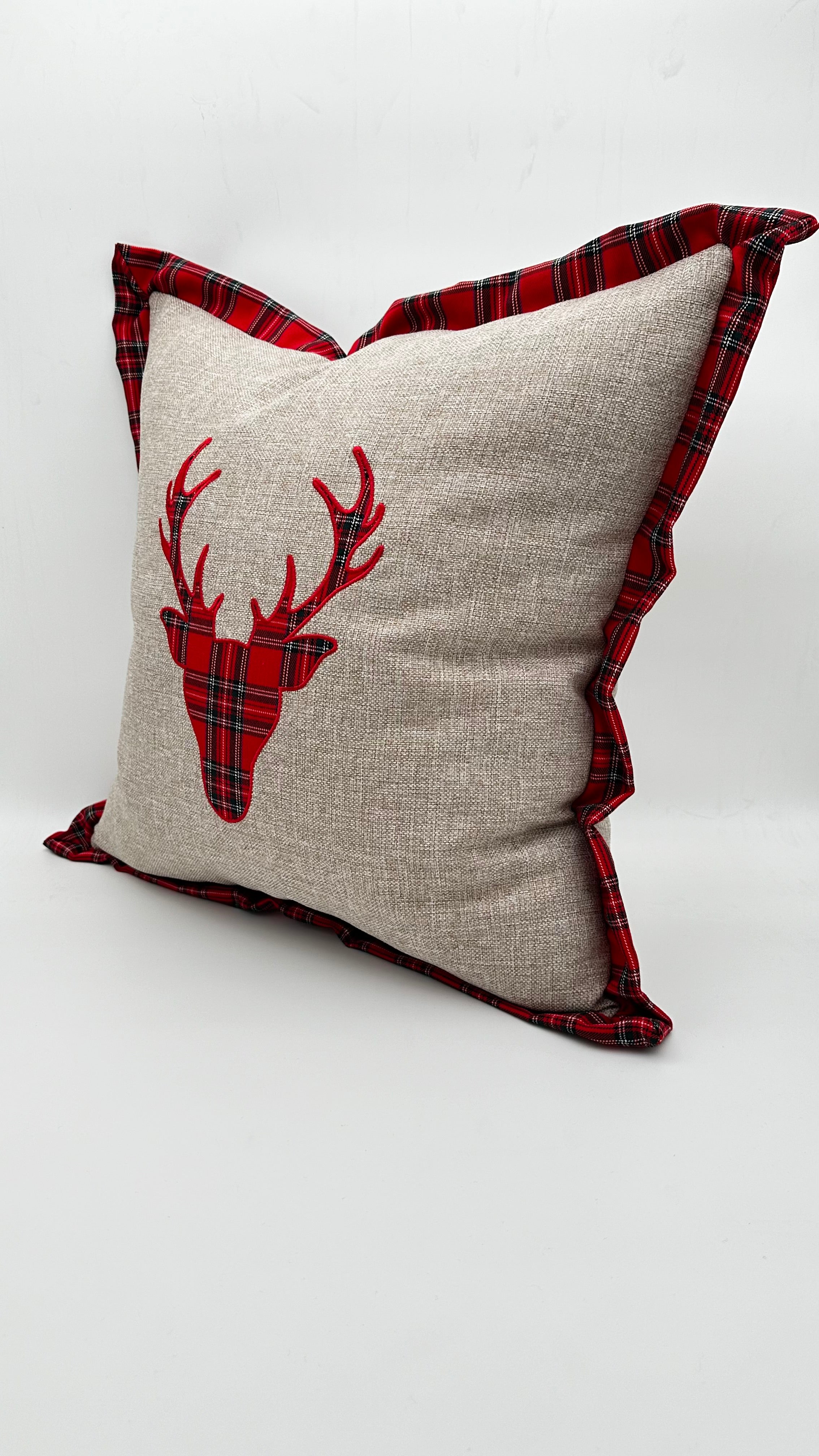 Kırmızı Çam Ağacı Ekose Aplikeli Yılbaşı Konsepti Kare Yastık Kırlent