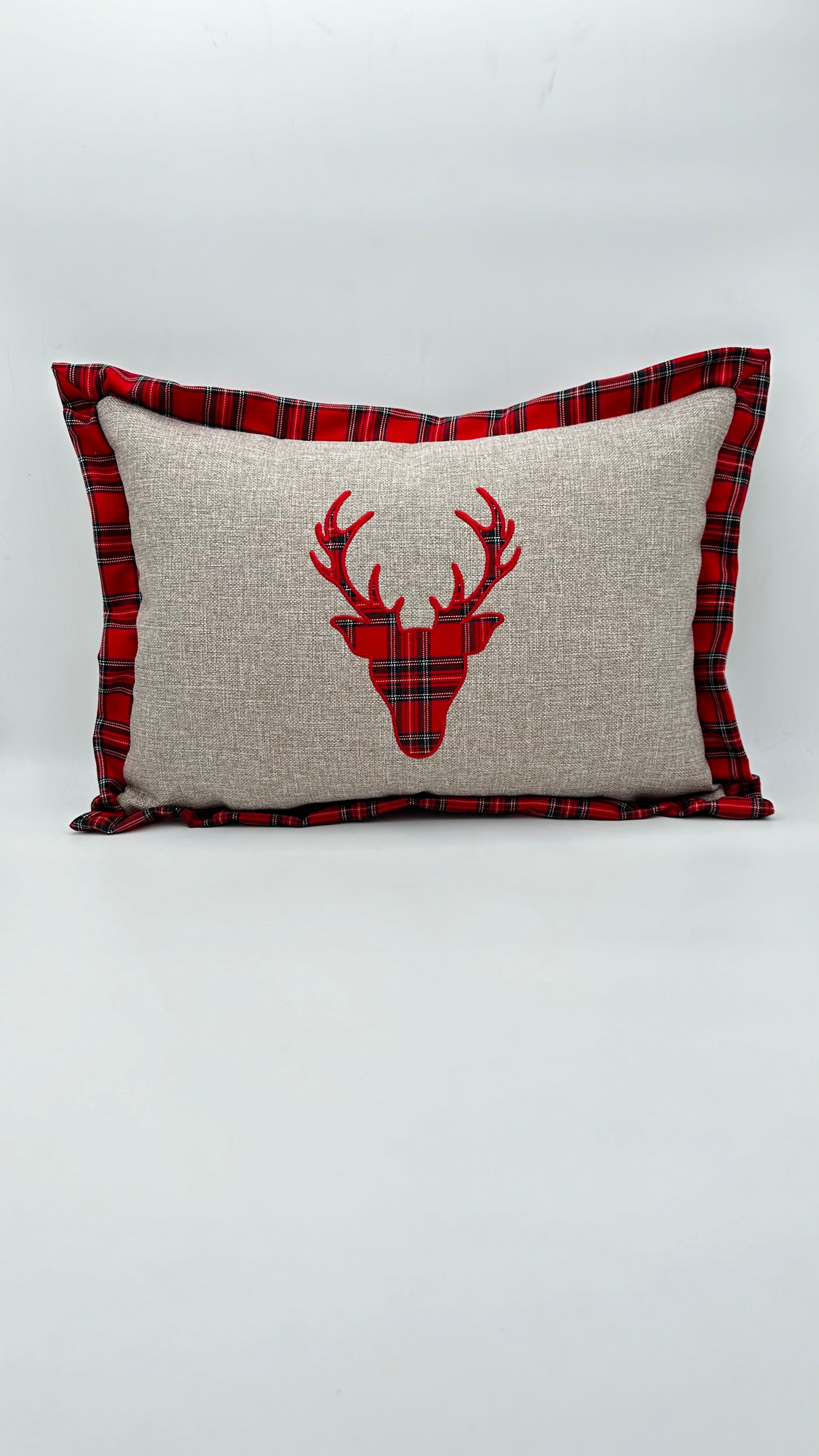 Kırmızı Geyik Ekose Aplikeli Yılbaşı Konsepti Biyeli Keten Dikdörtgen Kırlent