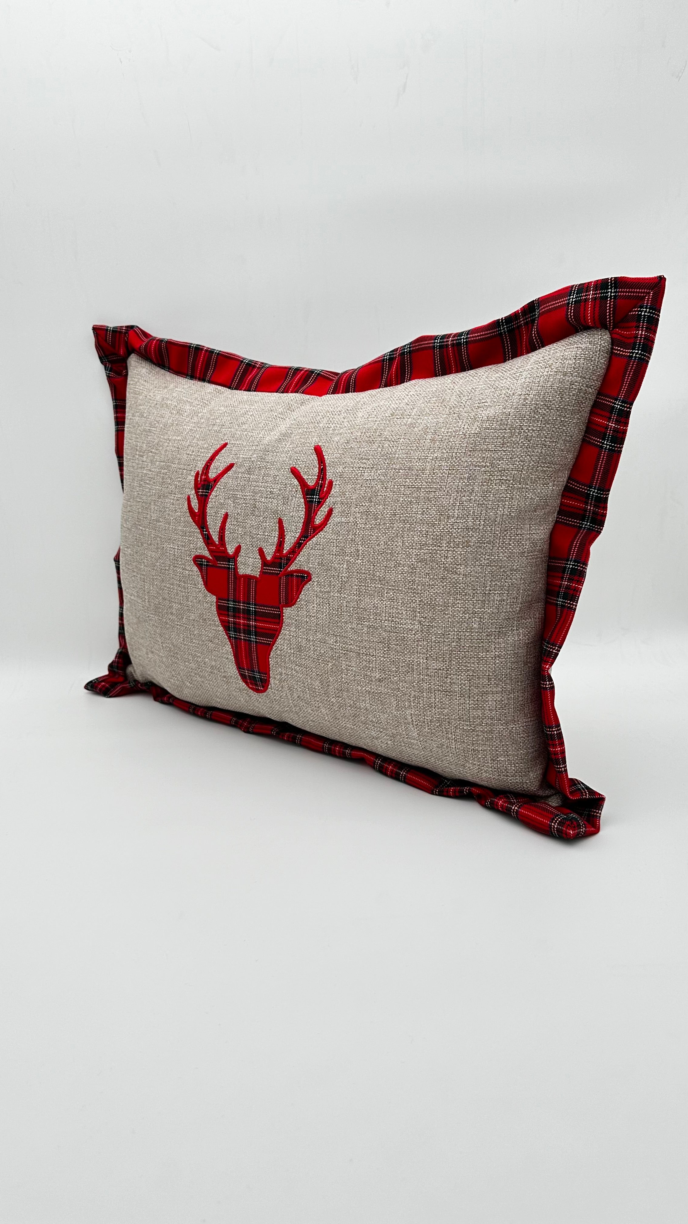 Kırmızı Geyik Ekose Aplikeli Yılbaşı Konsepti Biyeli Keten Dikdörtgen Kırlent