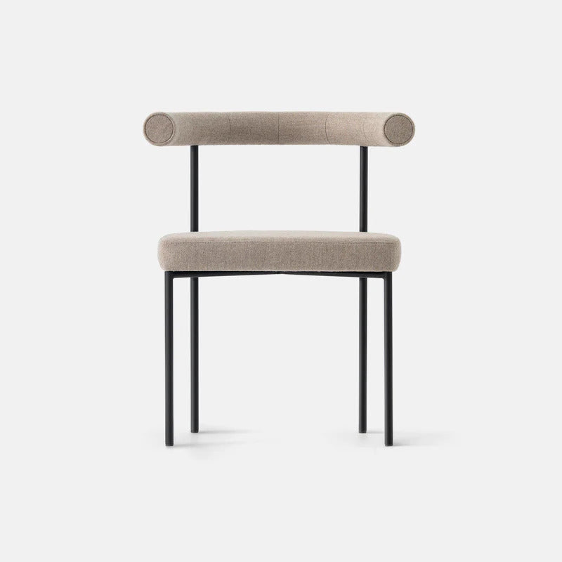 Kashmir krem rengi keten kumaşlı sırt balinli dikiş detaylı metal ayaklı sandalye, modern tasarım, dayanıklı kumaş.