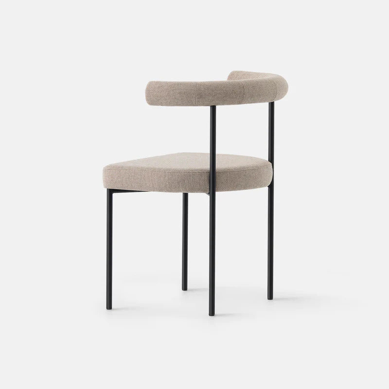 Kashmir krem rengi keten kumaşlı, metal ayaklı sırt balinli sandalye, modern tasarımlı ve şık görünümde.