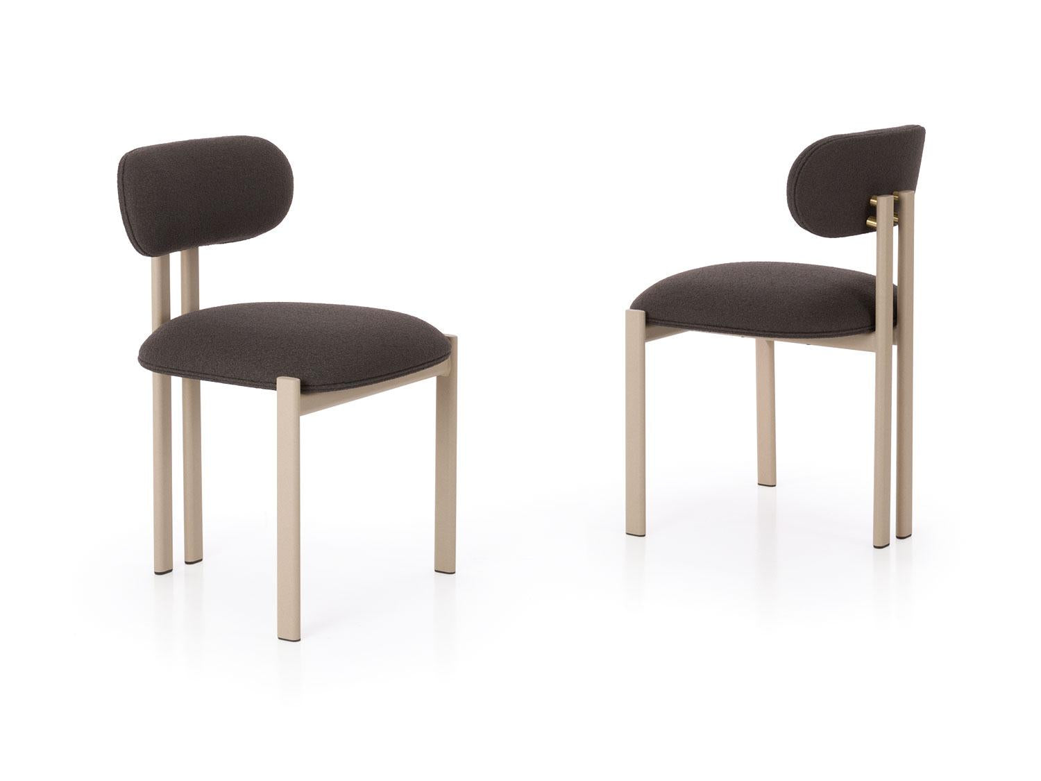 Mai Kahverengi Teddy kumaşlı, pirinç detaylı ahşap sandalyeler, modern iç mekan tasarımı için ideal.