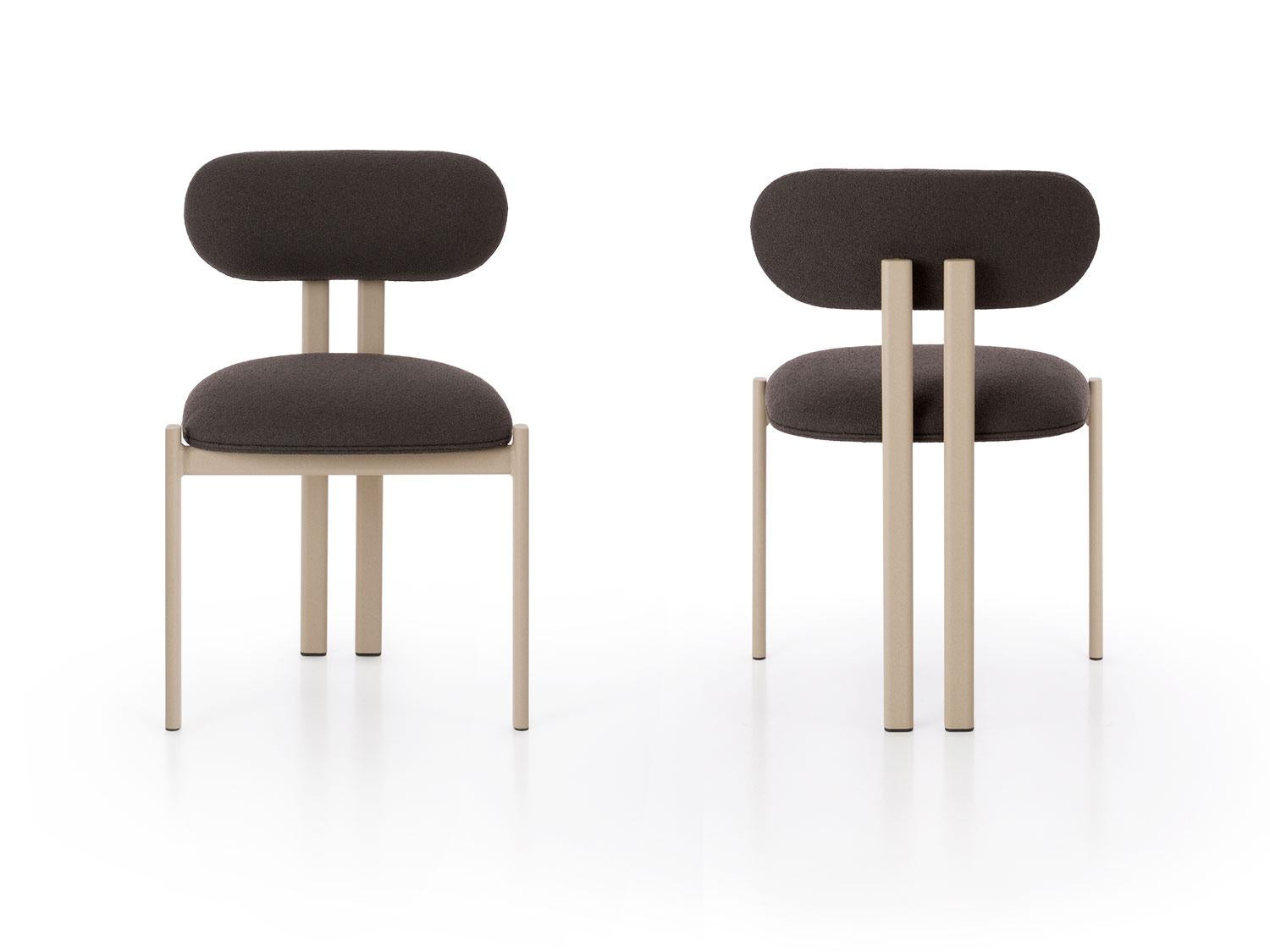 Mai kahverengi teddy kumaşlı, ahşap pirinç detaylı modern sandalye, şık ve rahat tasarım.