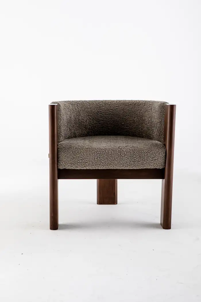 Malta gri teddy kumaşlı ahşap ceviz rengi pirinç detaylı kollu sandalye, modern tasarım, ev ve ofis kullanımı