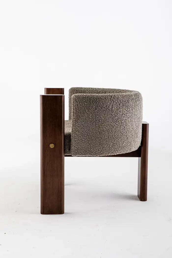 Malta gri teddy kumaşlı ahşap ceviz rengi ve pirinç detaylı modern sandalye.