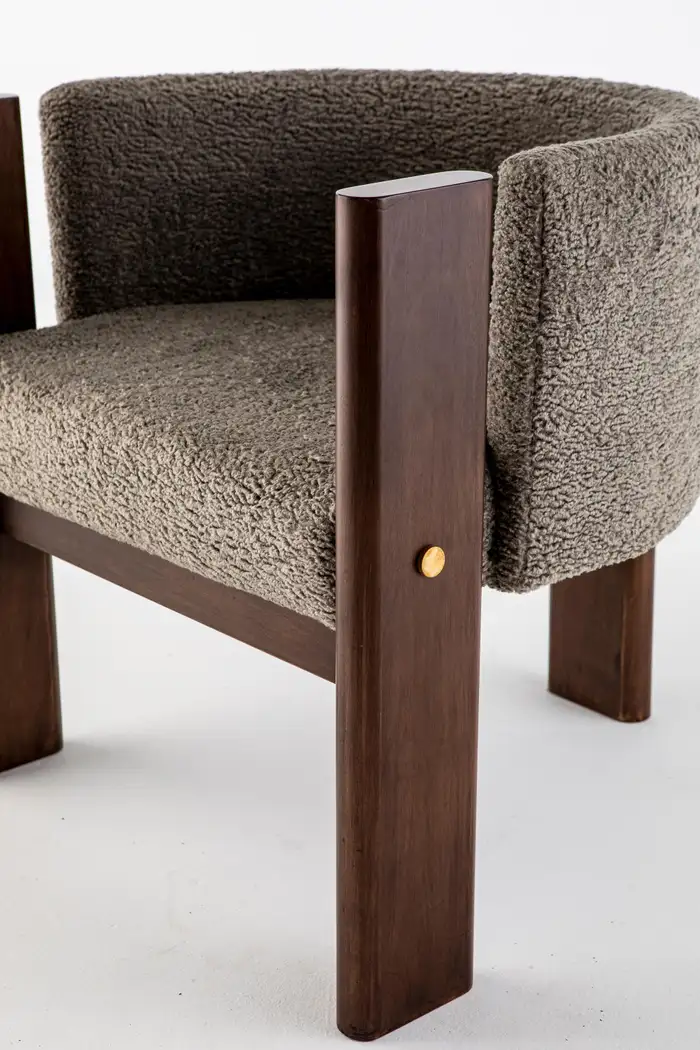 Malta gri teddy kumaşlı ahşap ceviz rengi koltuk, pirinç detaylı zarif tasarım.