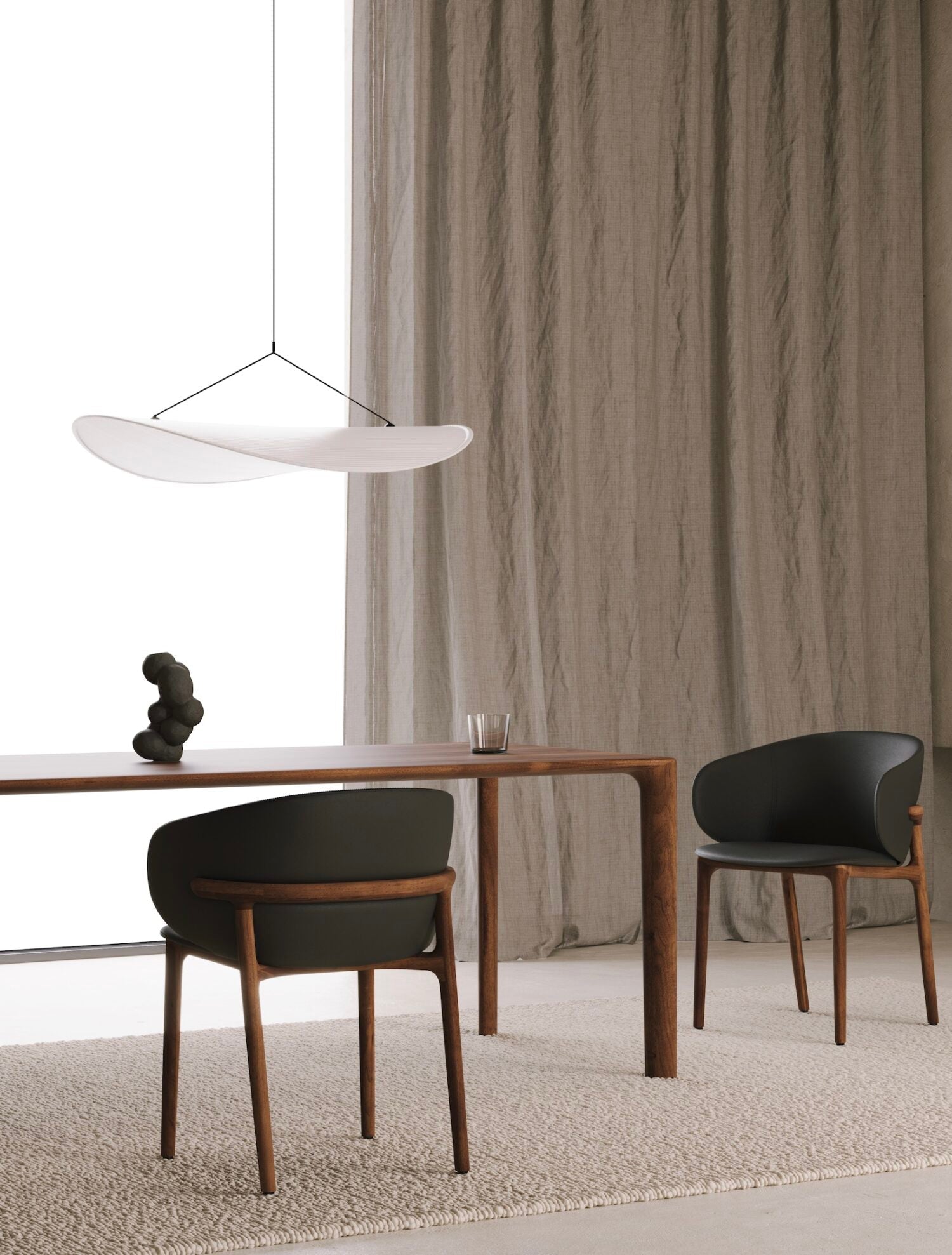 Modern dining setup featuring Mela Siyah suni deri sandalyeler and a sleek pendant light above a wooden table.