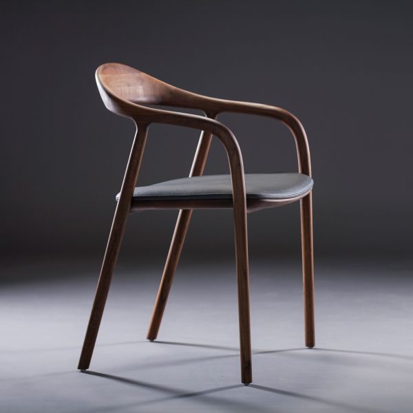 Neva Siyah Suni Deri Ahşap Ceviz Rengi Kollu Sandalye, modern tasarım, dayanıklı oturum, 25000 martindel aşınma direnci.