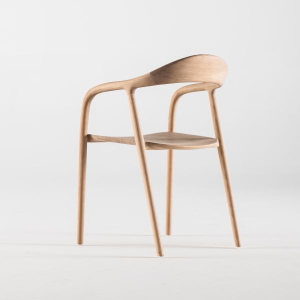 Neva ahşap meşe rengi kollu sandalye, 52 cm genişlik, 49 cm derinlik, modern ve dayanıklı tasarım.