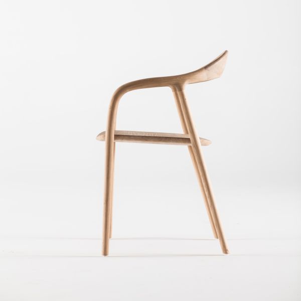 Neva Ahşap Meşe Rengi Kollu Sandalye, şık ve modern tasarım, 52x49x78 cm, yüksek aşınma direnci kumaşla.