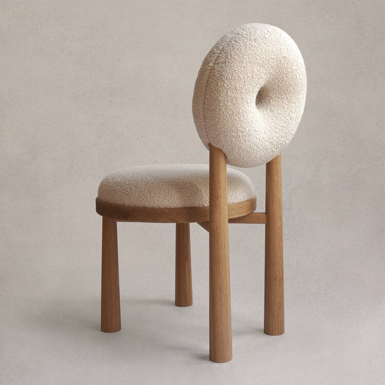 Polo Beyaz teddy bukle kumaşlı bohem sandalye, doğal cilalı ahşap ayaklı, modern tasarımlar için ideal.
