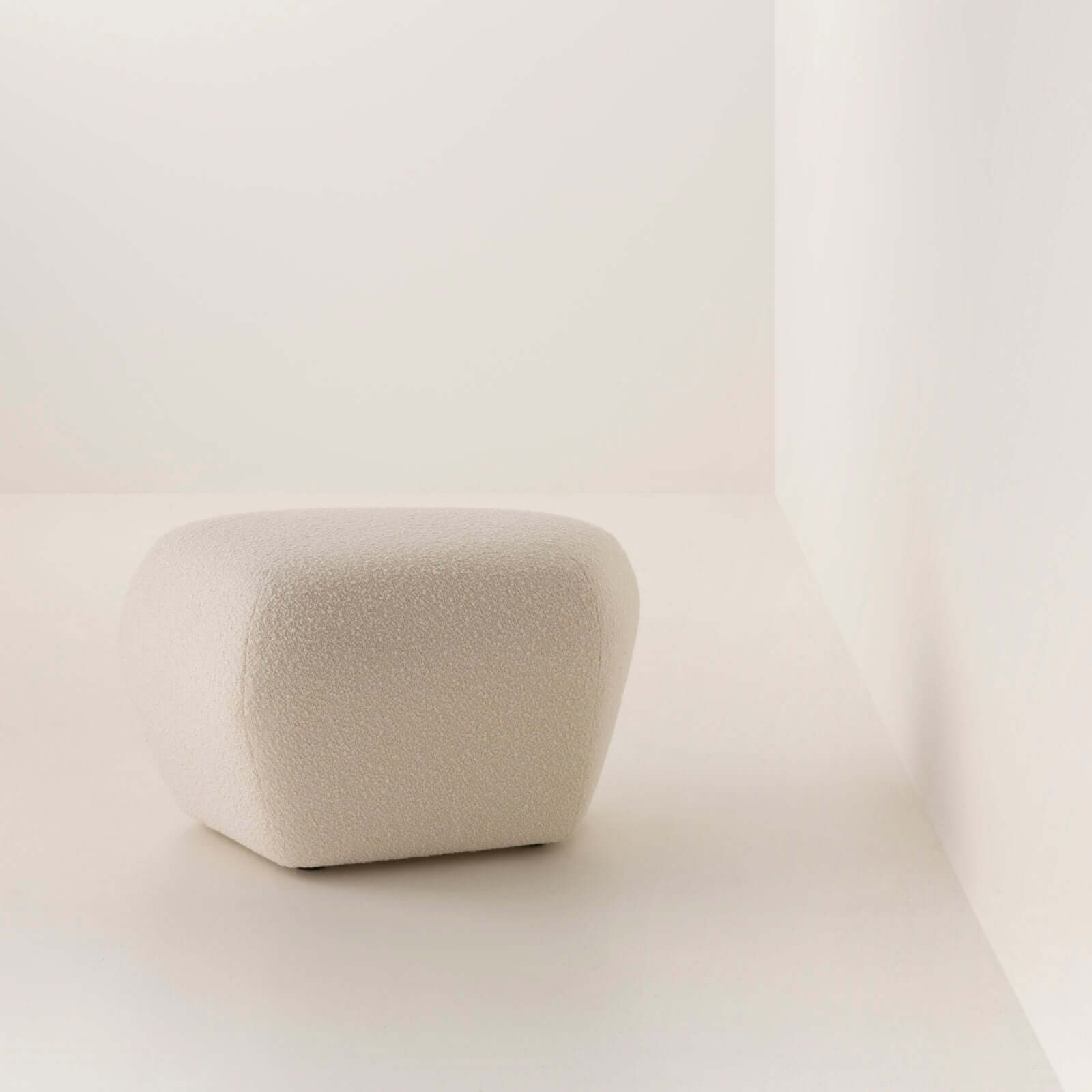 Yamuk Beşgen Formunda Amorf Teddy Puf