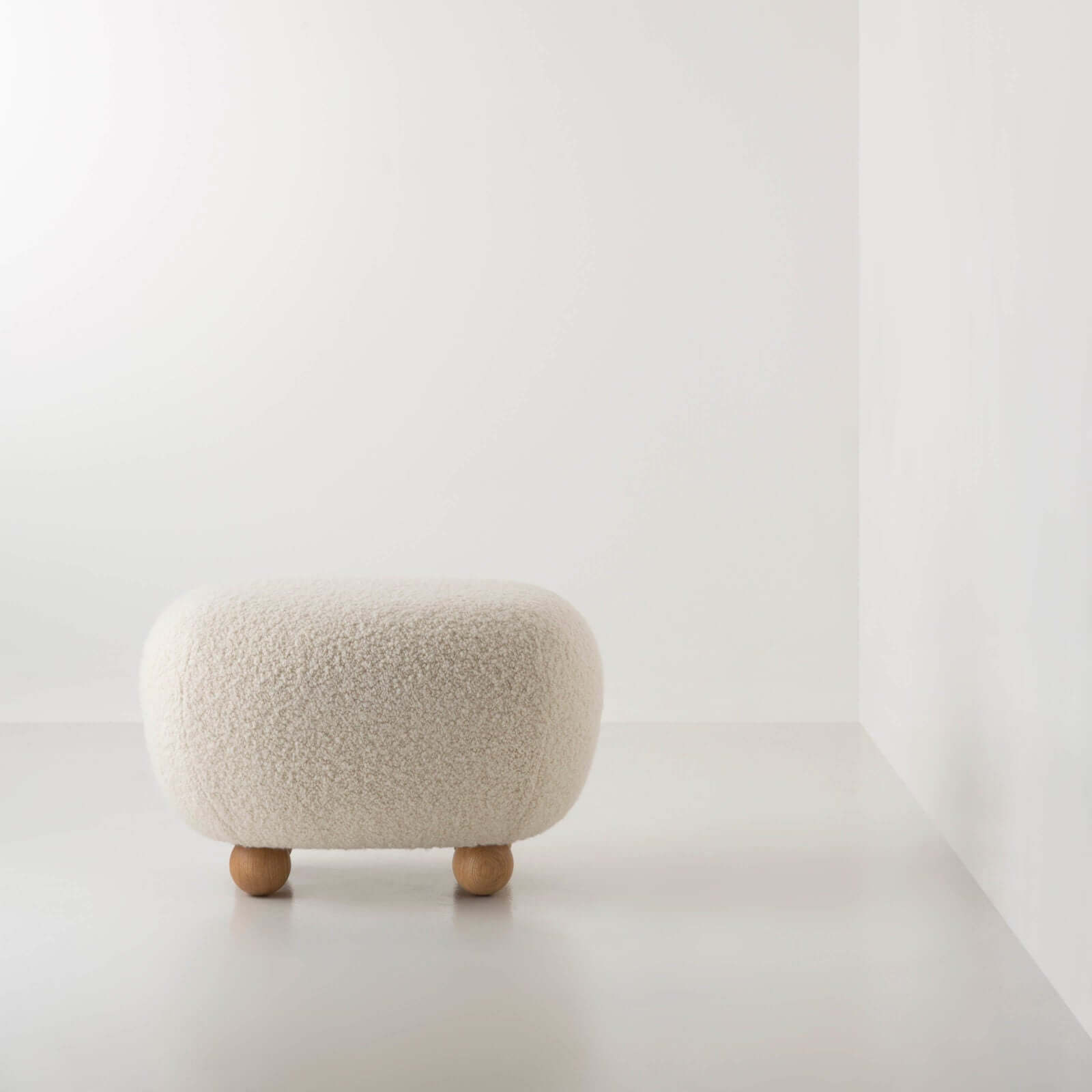 Teddy Kumaşlı Yuvarlak Formlu Ahşap Yuvarlak Ayaklı Puf
