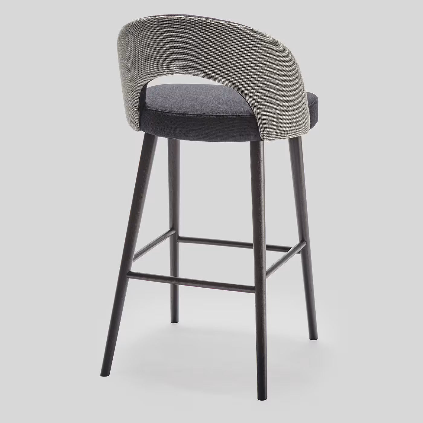 Black wooden leg bar stool with gray herringbone fabric and backrest, dimensions 54x58x98 cm, seat height 65 cm.