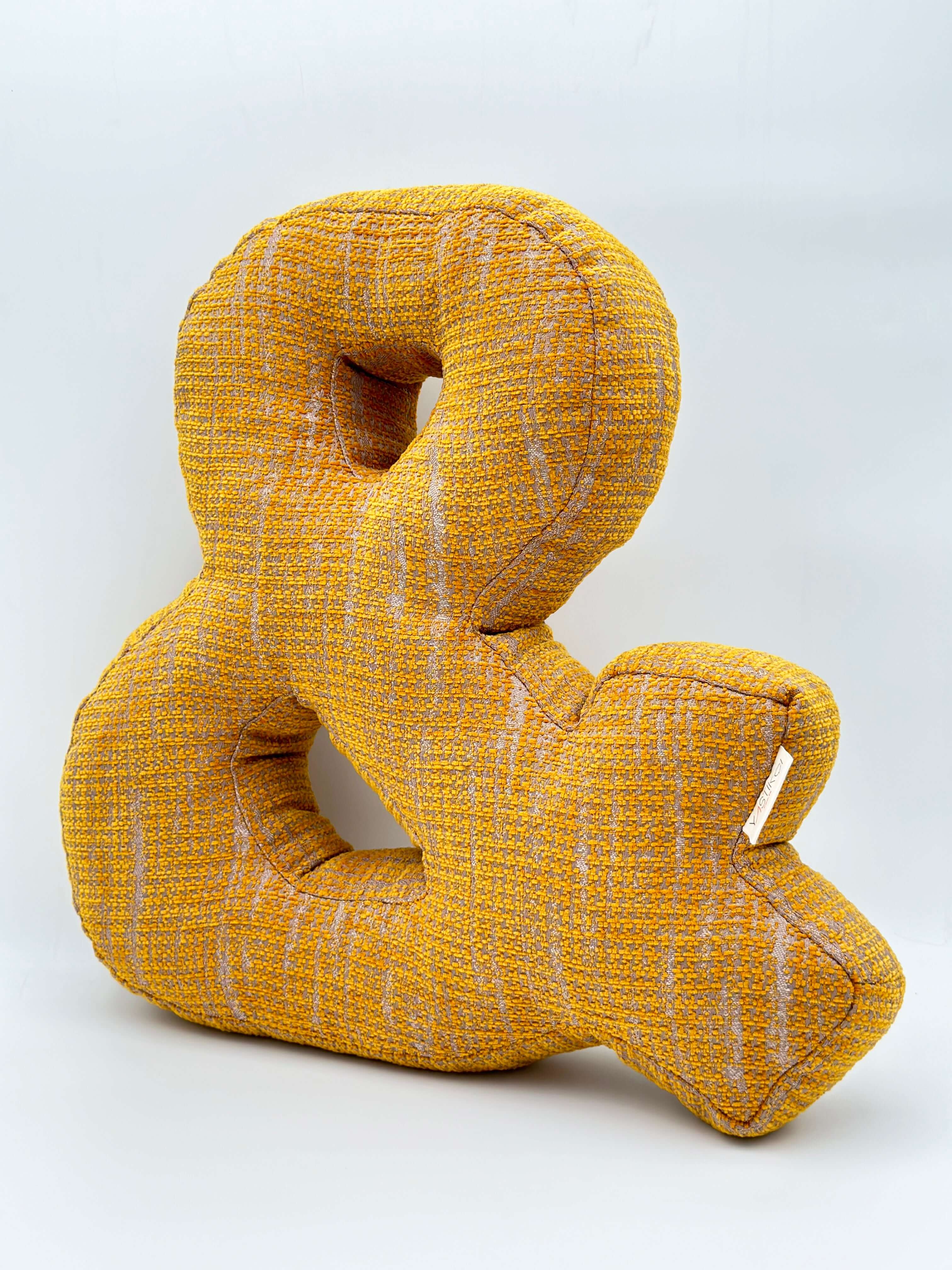 SARI & AND VE ANLAMINA GELEN HARF YASTIK KİŞİYE ÖZEL HARF KIRLENT