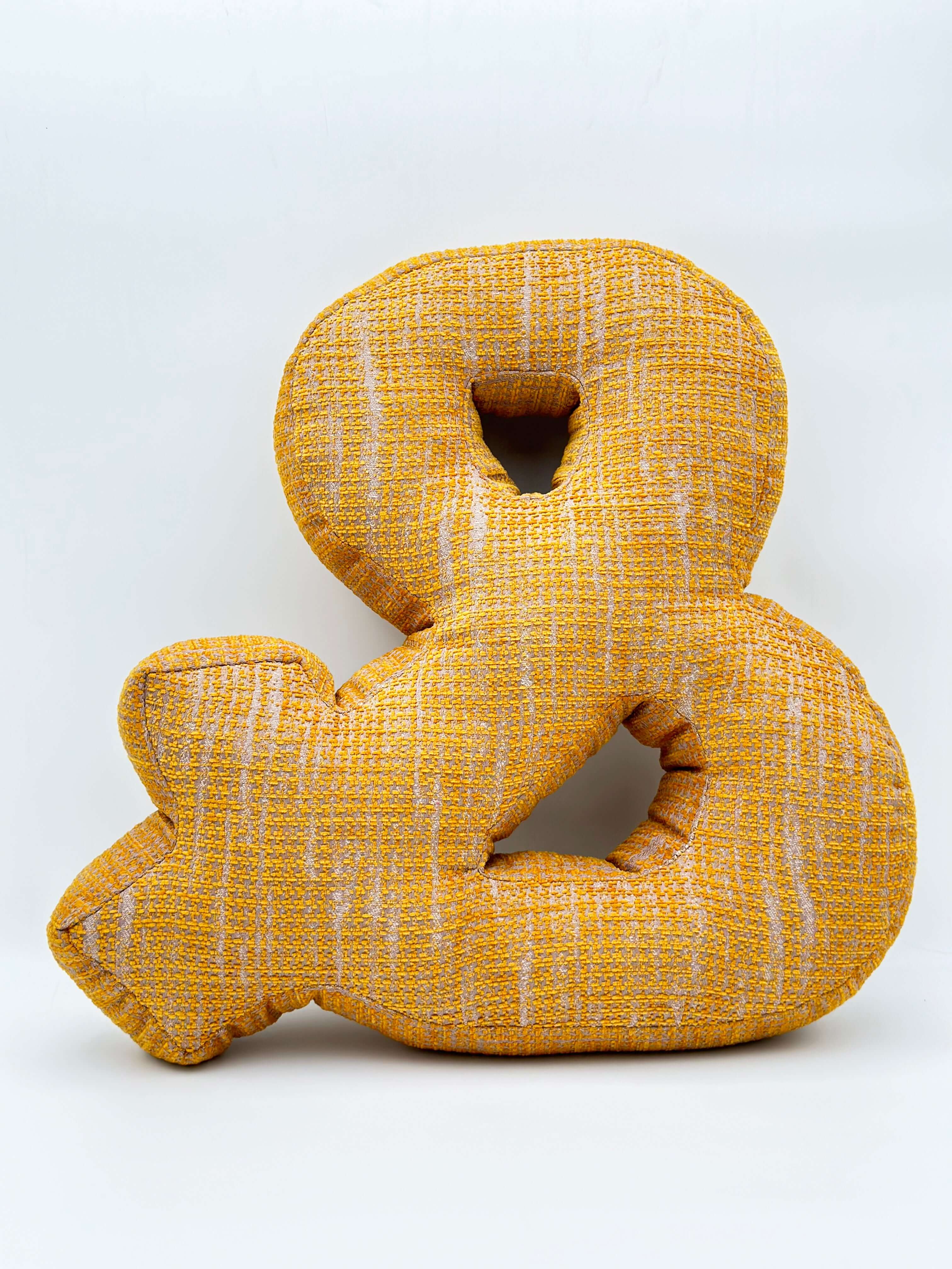 SARI & AND VE ANLAMINA GELEN HARF YASTIK KİŞİYE ÖZEL HARF KIRLENT