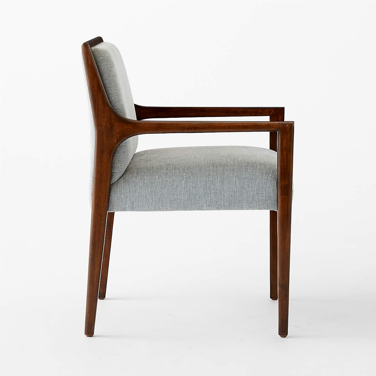 Ceviz rengi ahşap kollu gri keten kumaşlı sandalye, modern tasarım ve konfor için ideal.