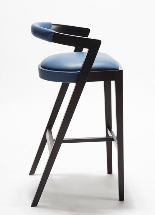 Mavi suni deri bar sandalyesi, siyah ahşap ayaklar ve modern tasarım, 76 cm oturum yüksekliği.