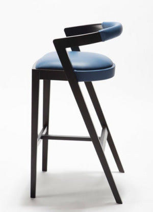 Mavi suni deri, siyah ahşap ayaklı bar sandalyesi, modern tasarım, yüksek oturum, ergonomik.