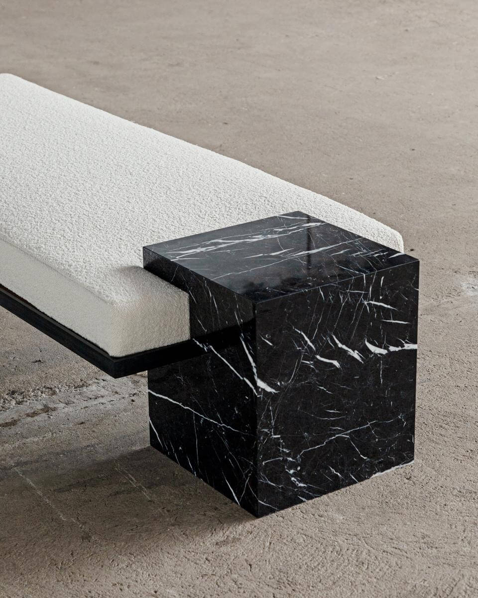 Siyah Mermer Küp Özel Tasarım Beyaz Teddy Kumaşlı Bench