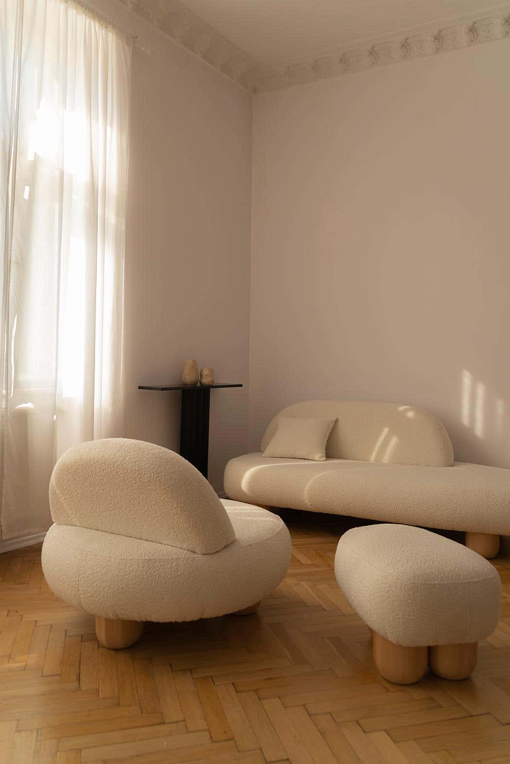 Siyah Teddy KumaşlıYuvarlak Formlu Ahşap Yuvarlak Ayaklı Puf