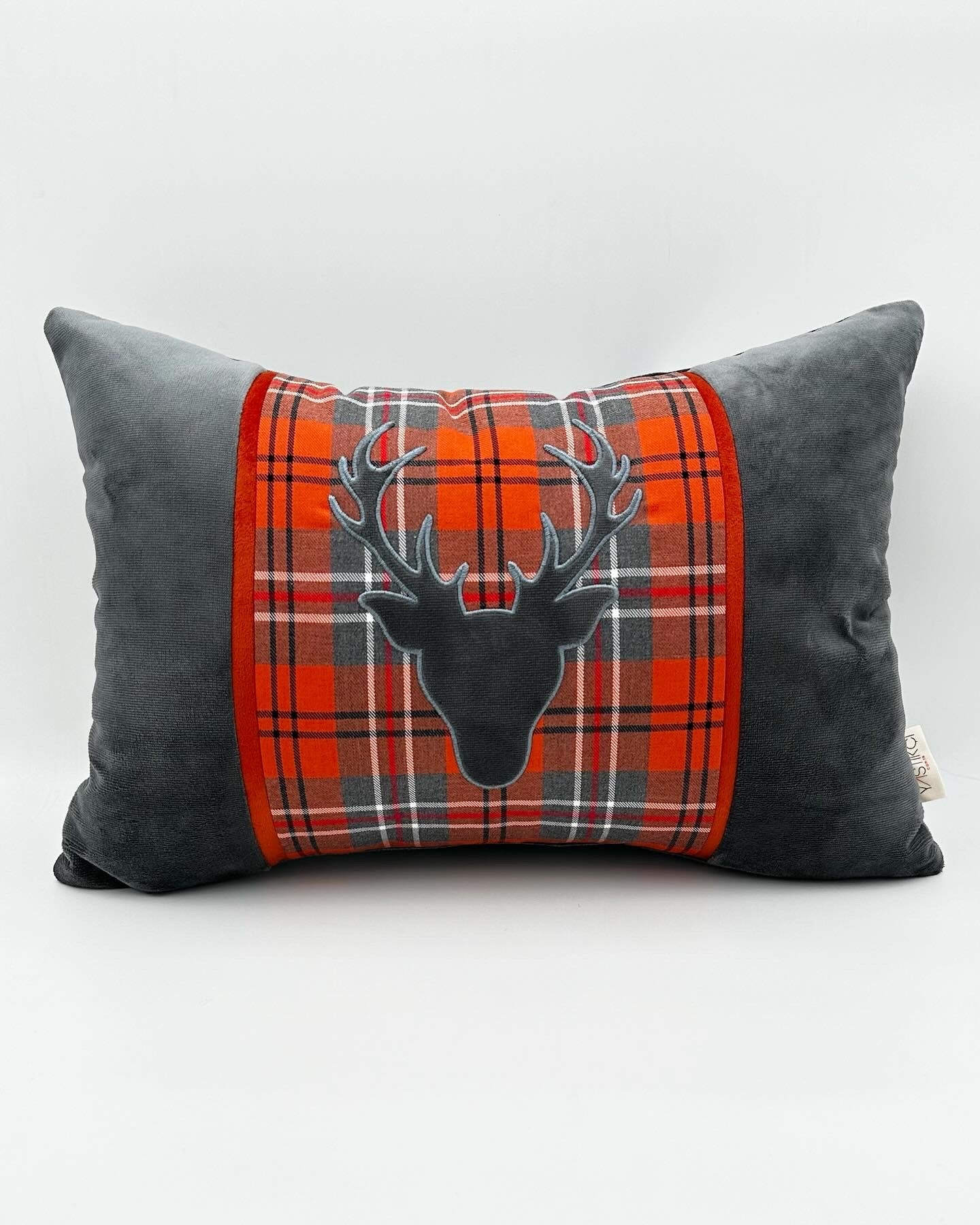 Gri Turuncu Ekoseli Geyik Nakışlı Yılbaşı Yeni Yıl Yastık