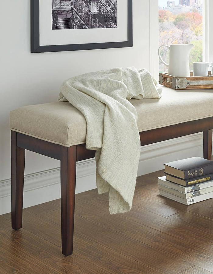 Krem Rengi Keten Kumaşlı Koyu Ceviz Rengi Masif Ayaklı Bench