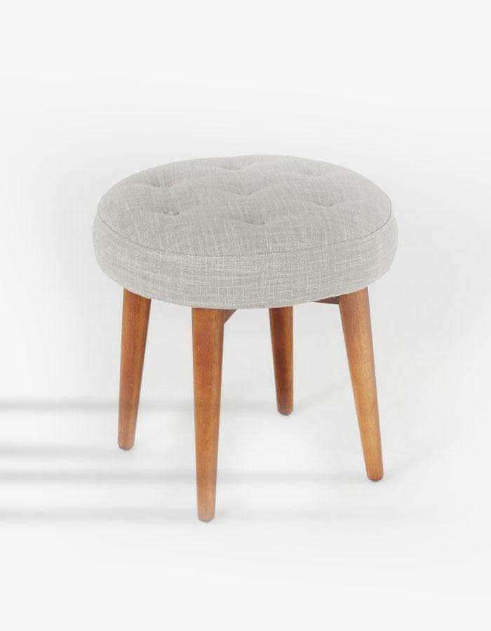 Yuvarlak Açık Gri Keten Kumaşlı Ahşap Konik Ayaklı Tabure Puf - Pufcu