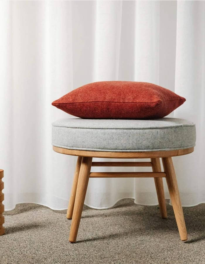 Açık Gri Rengi Keten Ahşap Ayaklı Yuvarlak Tabure Puf life