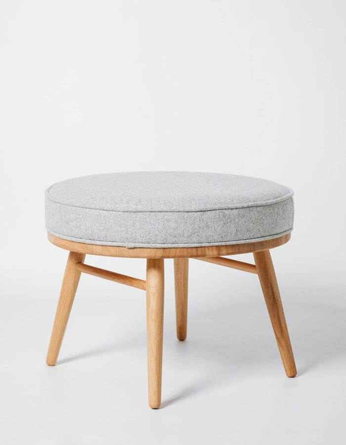 Açık Gri Rengi Keten Ahşap Ayaklı Yuvarlak Tabure Puf