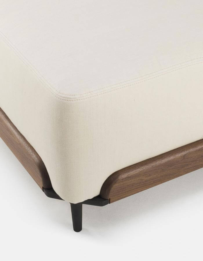 Beyaz Rengi Keten Kumaşlı Ahşap ve Metal Ayaklı Kare Puf detay