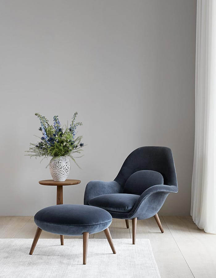 Lacivert Rengi Kadife Konik Ahşap Ayaklı Tabure Puf