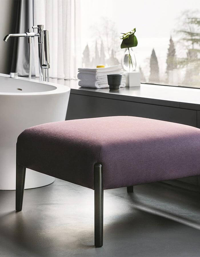 Bordo Keten Kumaşlı Masif Ahşap Ayaklı Kare Puf