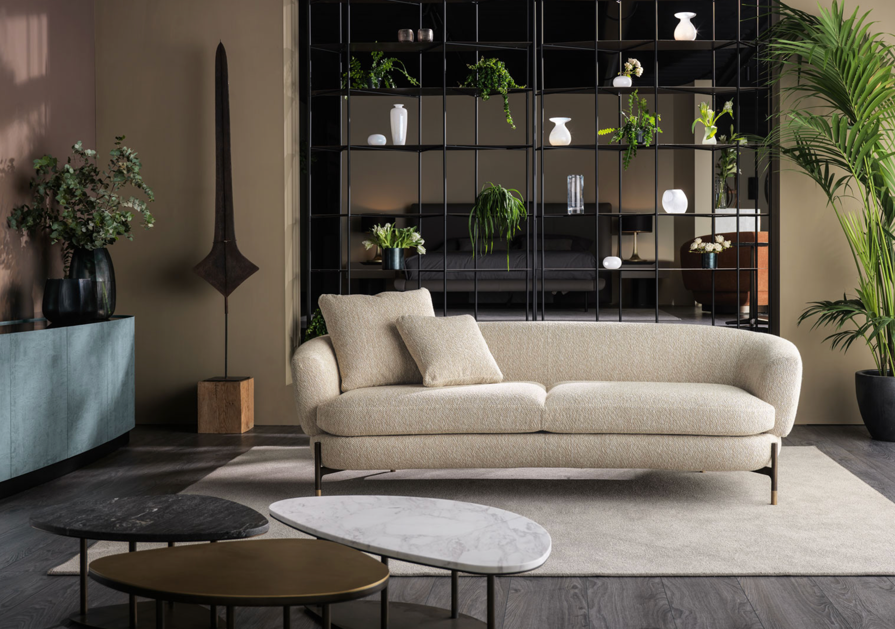 Krem rengi metal ayaklı oval formlu 3'lü kanepe