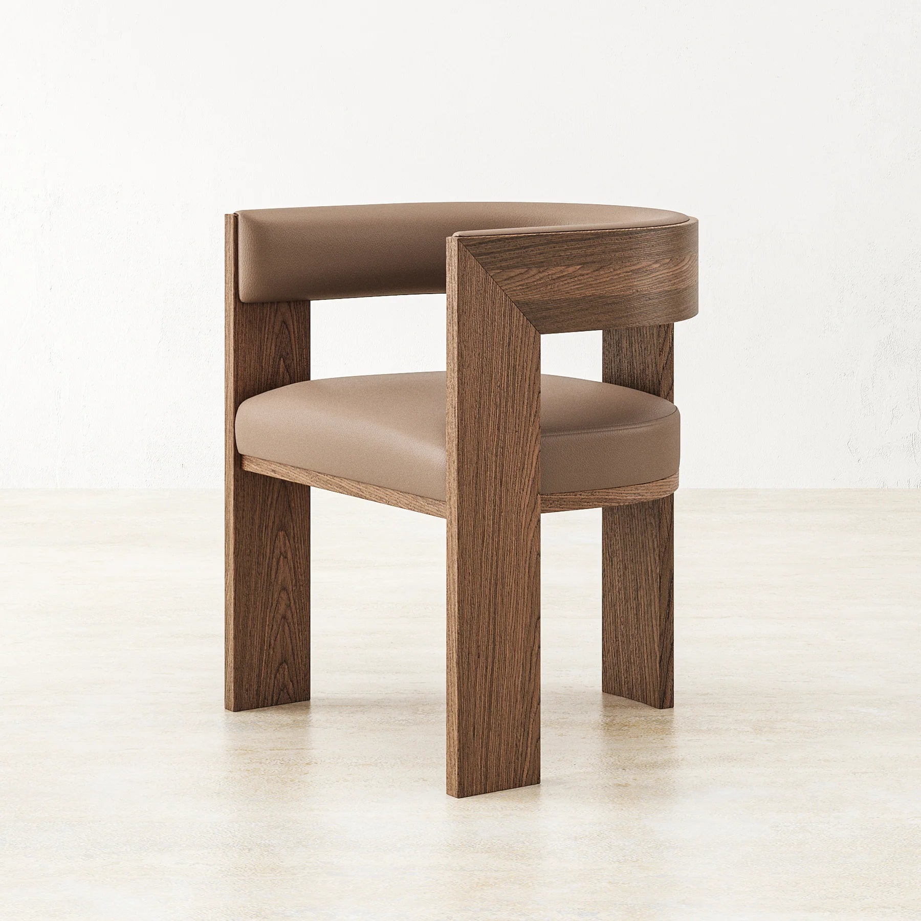 Aspen kahverengi suni derili döşemeli masif ahşap ayaklı ceviz rengi kollu sandalye, modern tasarım, oturum yüksekliği 45 cm.