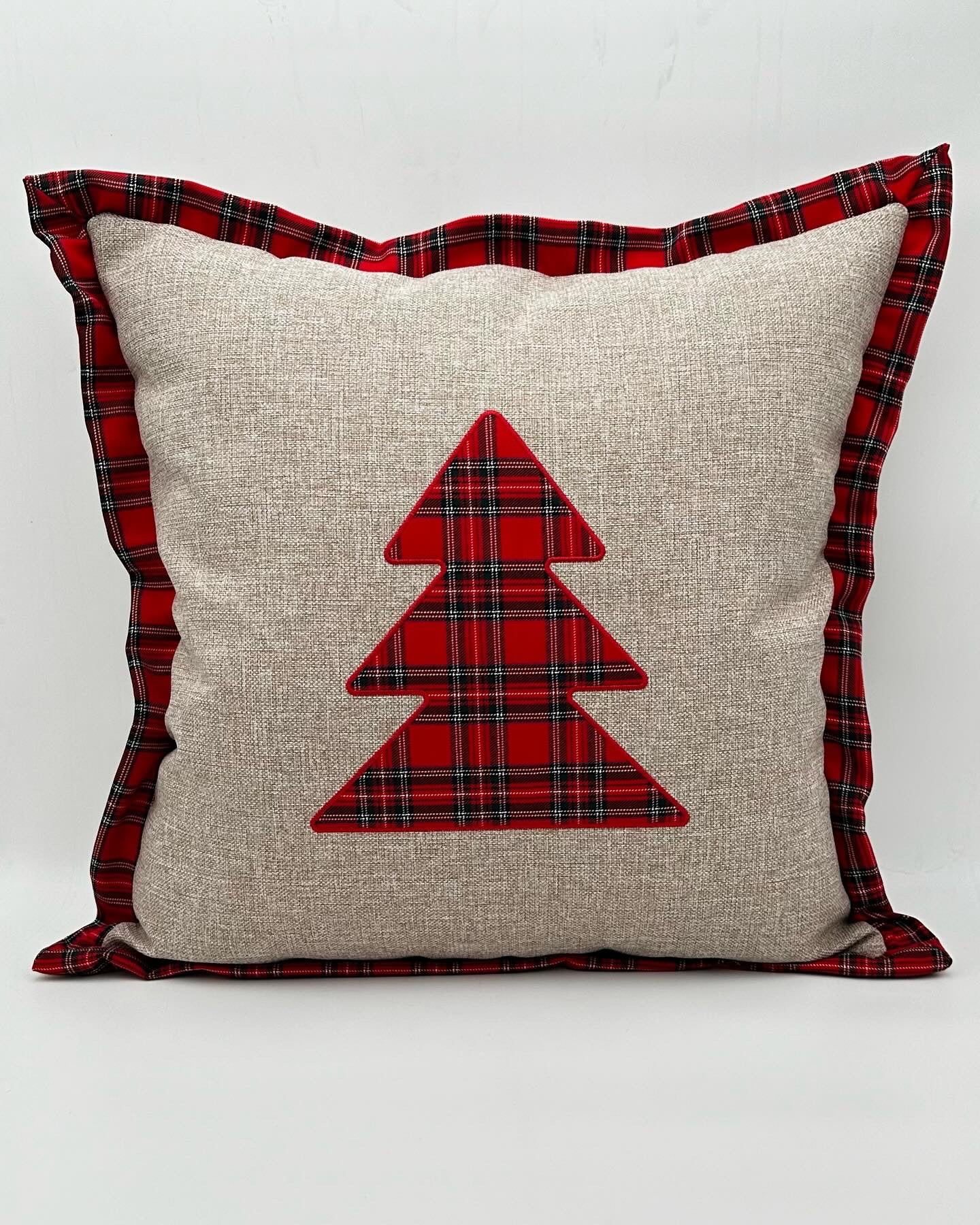 Kırmızı Çam Ağacı Ekose Aplikeli Yılbaşı Konsepti Kare Kırlent